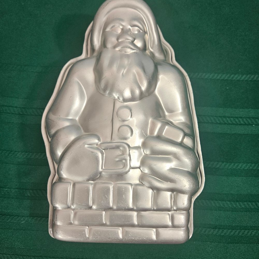 Vintage Aluminum 3D Santa-in-a-Chimney Cake Pan